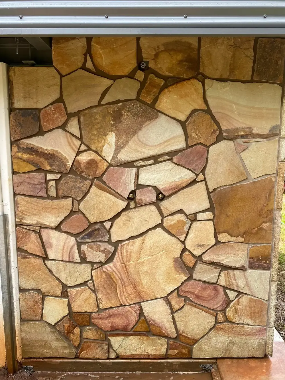 Natural stone wall cladding installed in an irregular pattern